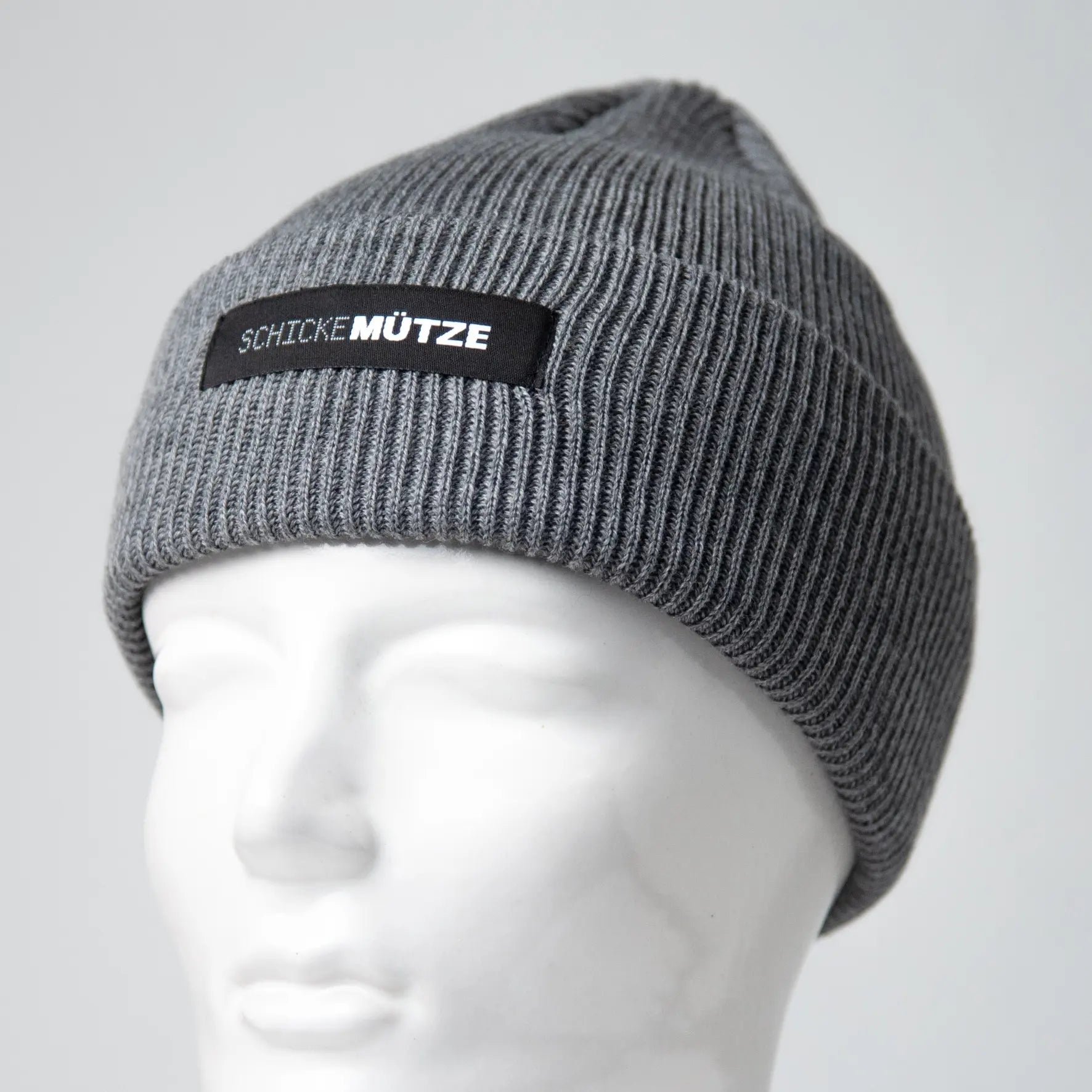 Chic knitted hat with fine knit ribbing