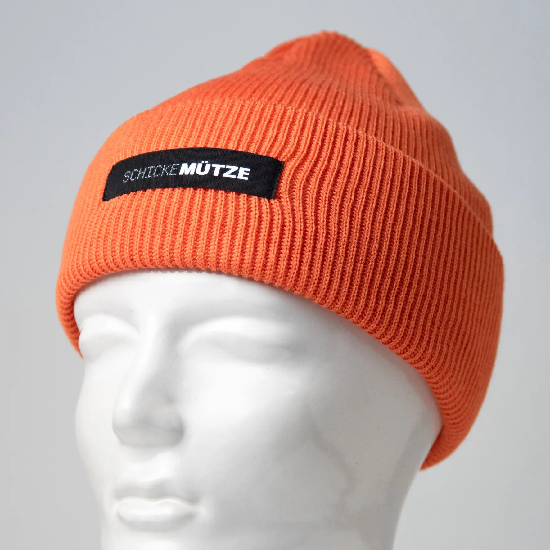 Chic knitted hat with fine knit ribbing